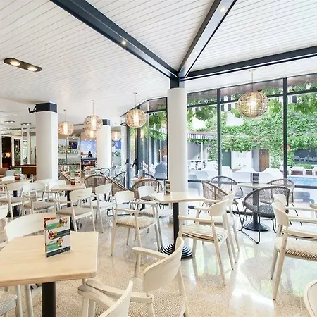 מלון Xaine Park 4*