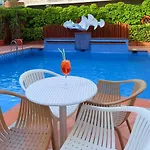 Отель Xaine Park 4*